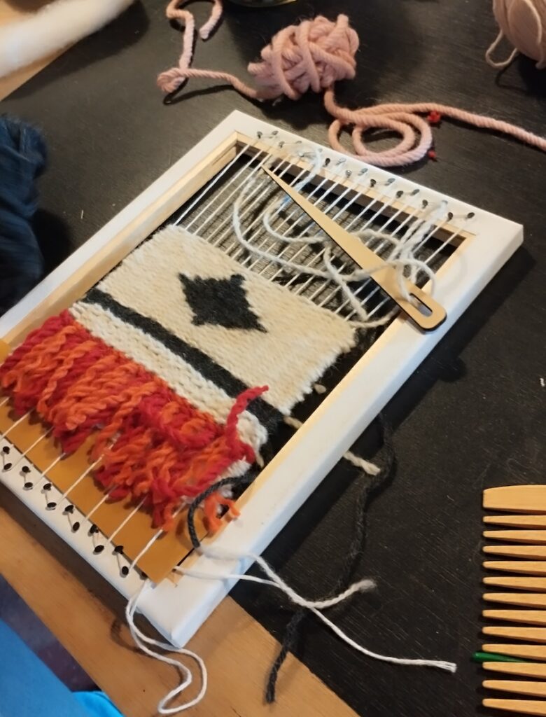Endinsa’t en l’art del teixit amb un mini teler de fusta i dona forma a la teva creativitat!