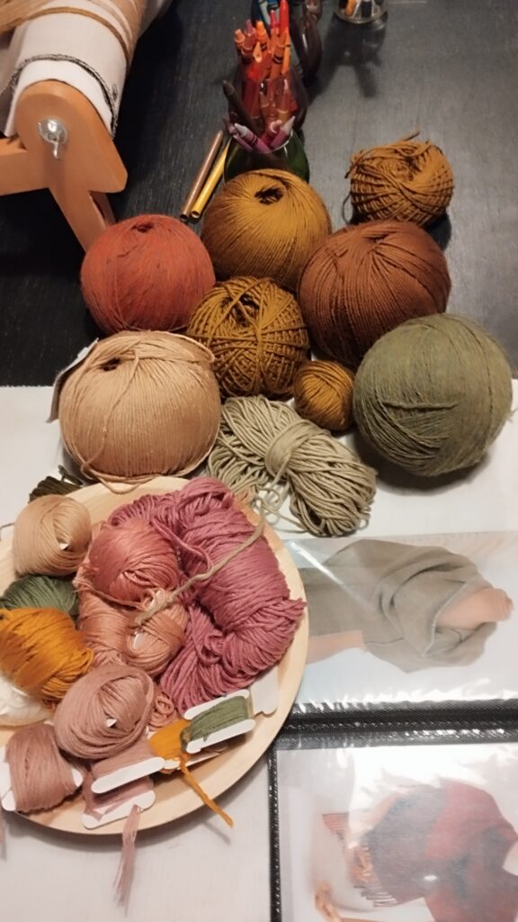 Aquest taller està pensat perquè puguis aprendre a teixir amb un teler de forma progressiva, pràctica i personalitzada.