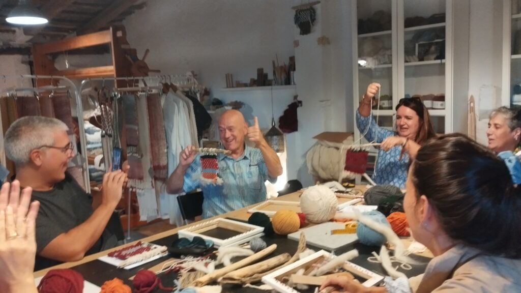 Explora l’art del teixit amb un mini teler. Taller creatiu tèxtil per mitjans estatals organitzat per Patronat de Turisme Costa Brava.