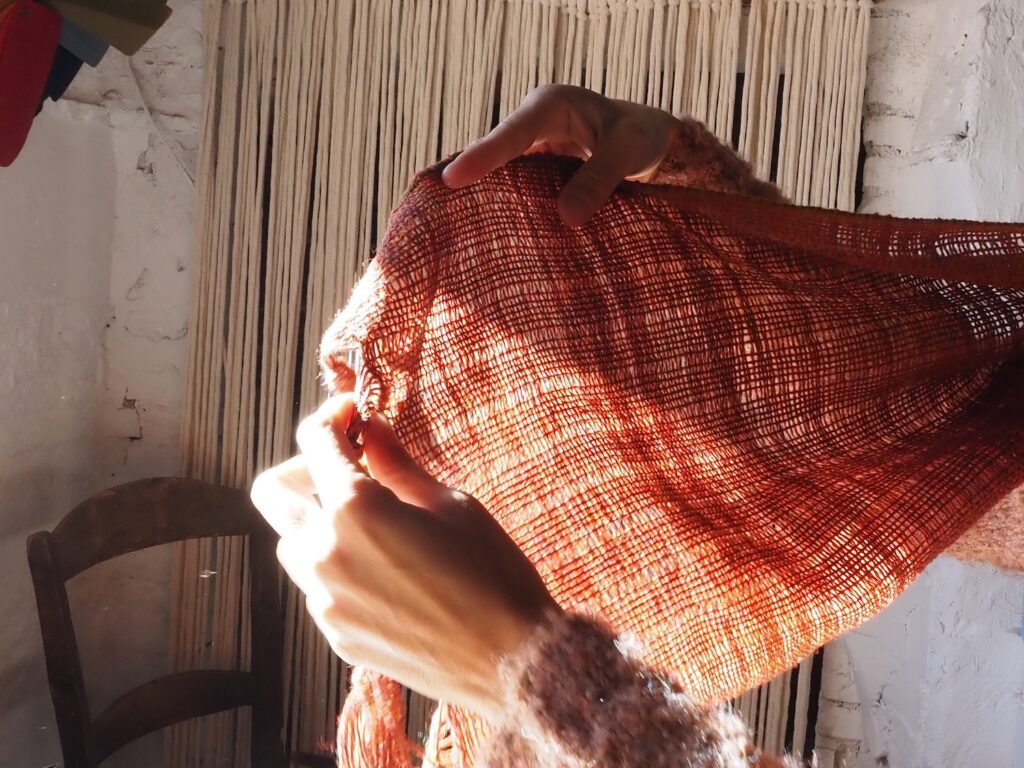 Vols iniciar-te en el món del teixit amb una peça feta per tu? Apren a teixir el teu pròpi écharpe de llana merino.