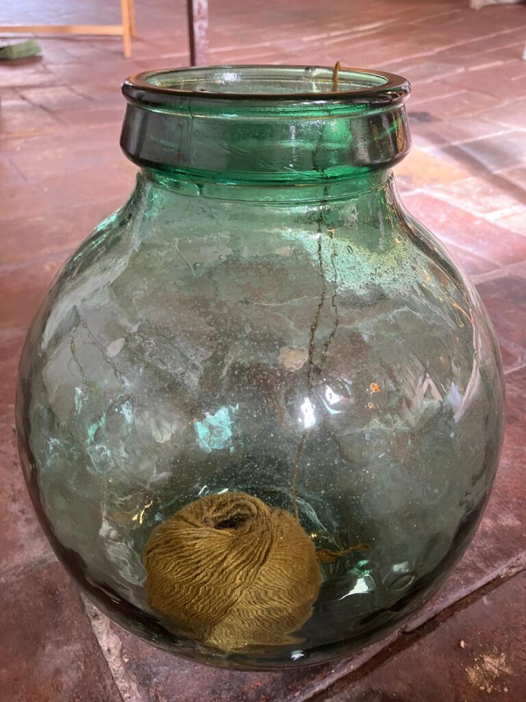 Vols iniciar-te en el món del teixit amb una peça feta per tu? Apren a teixir el teu pròpi écharpe de llana merino.